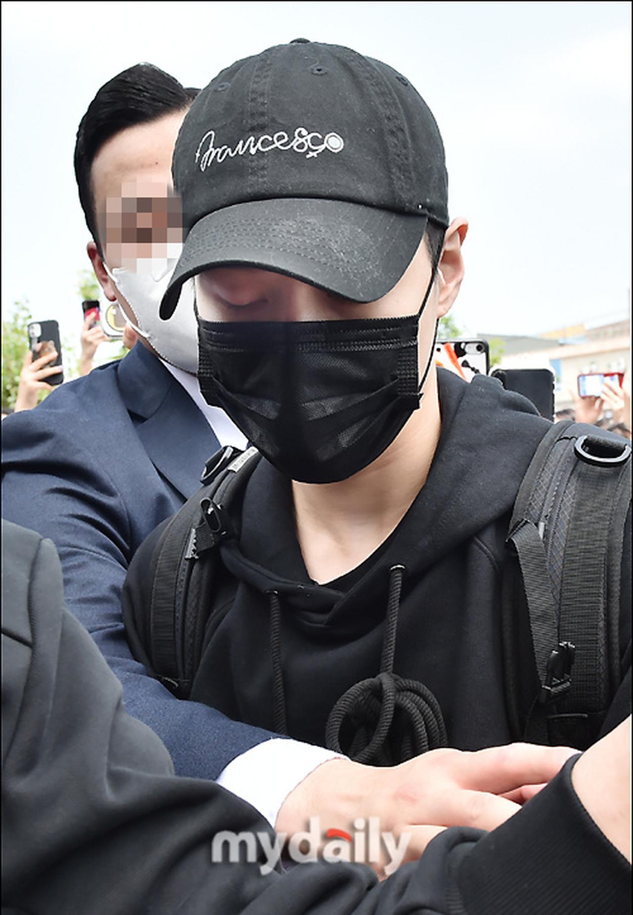 組圖：SHINee成員泰民入伍現場照曝光 戴口罩素顏低調