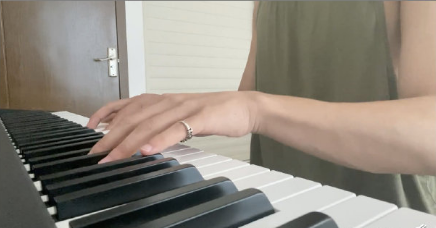 夏之光恋情风波后晒弹钢琴视频 左手戴尾戒引猜测