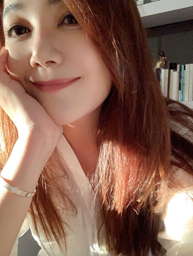 梁静茹晒照长发披肩温婉浅笑 单手托腮肤质白皙