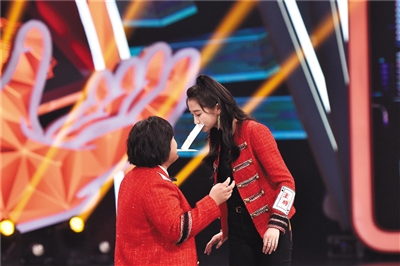 关晓彤和贾玲在游戏环节