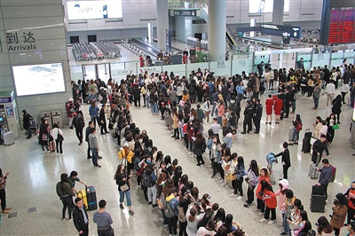 2018年3月，上海虹桥机场，近百位粉丝排好长队等待偶像抵达 图/视觉中国