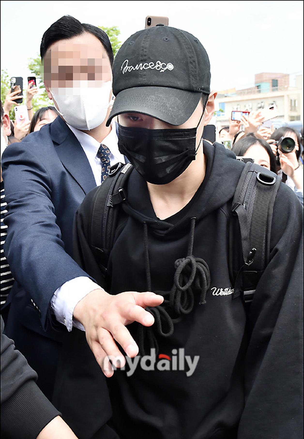 組圖：SHINee成員泰民入伍現場照曝光 戴口罩素顏低調