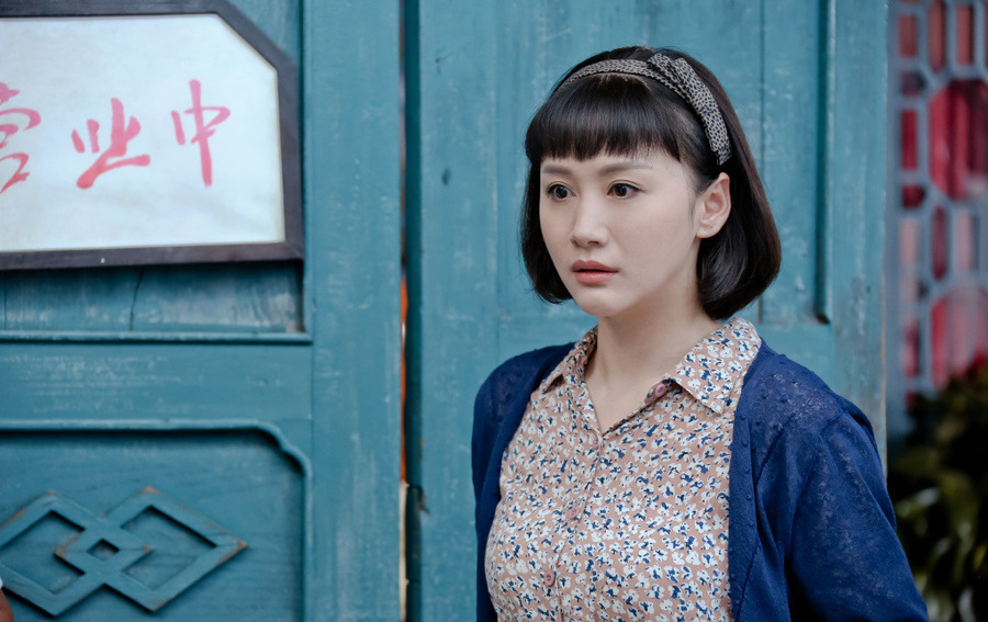 海报剧照剧情:苏万梁是小镇工农兵照相馆的经理,发妻早逝,他与三个