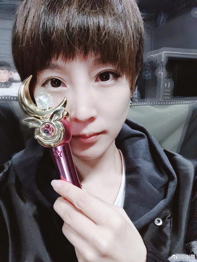 谢楠手拿"魔棒"晒自拍 一脸素颜皮肤白皙光滑