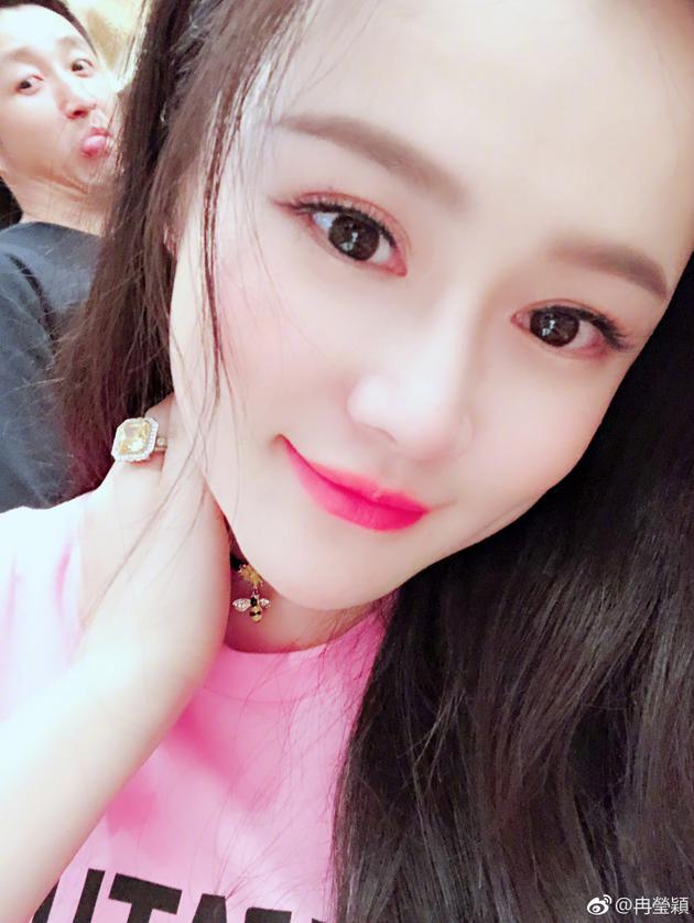 冉莹颖晒自拍邹市明在旁吐舌搞怪十足