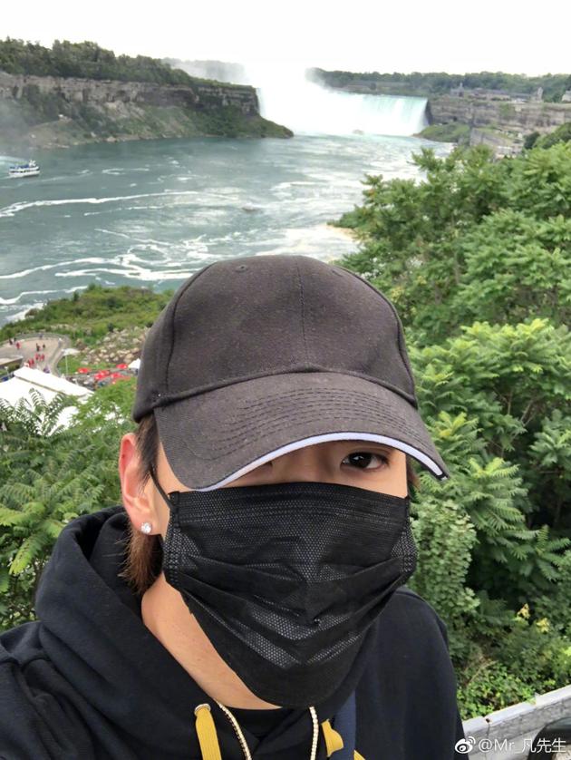 吴亦凡口罩遮面与瀑布合影 网友:最近库存有点多|吴亦凡|自拍|作业