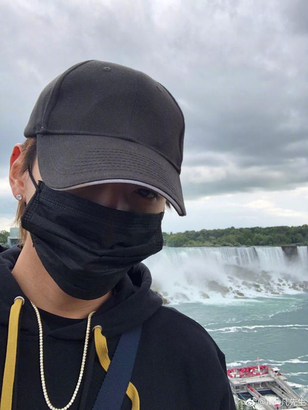 吴亦凡口罩遮面与瀑布合影 网友:最近库存有点多