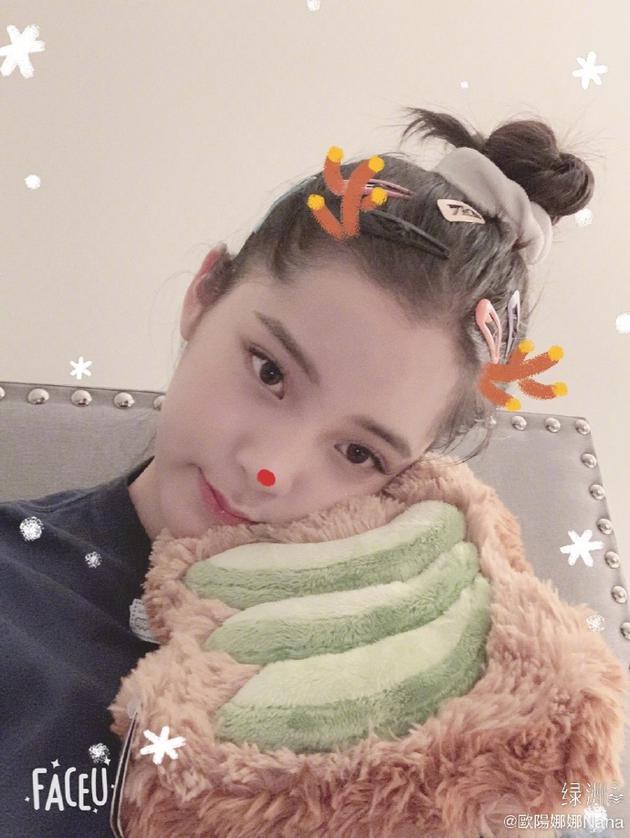 欧阳娜娜绿洲分享圣诞美照红鼻头小鹿角逗趣软萌