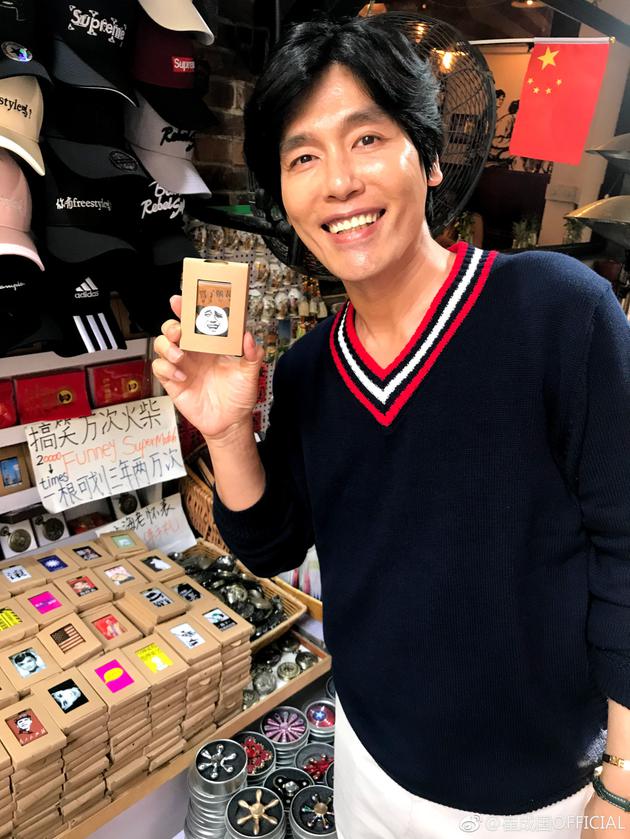 "金馆长"遇本人表情包火柴盒
