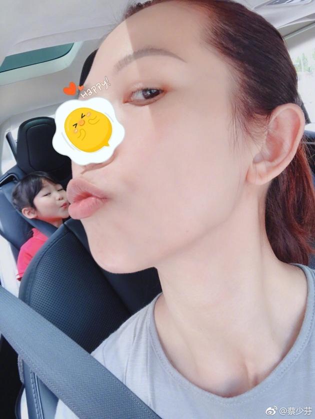 蔡少芬与女儿亲吻