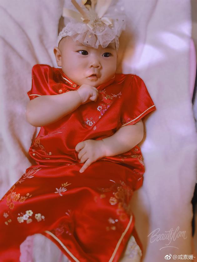 咸素媛女儿身穿代表中国的红色旗袍。