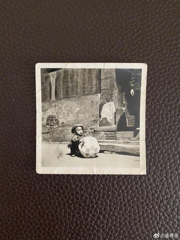 潘粤明晒老照片回忆过往好想回到儿时仔细看看