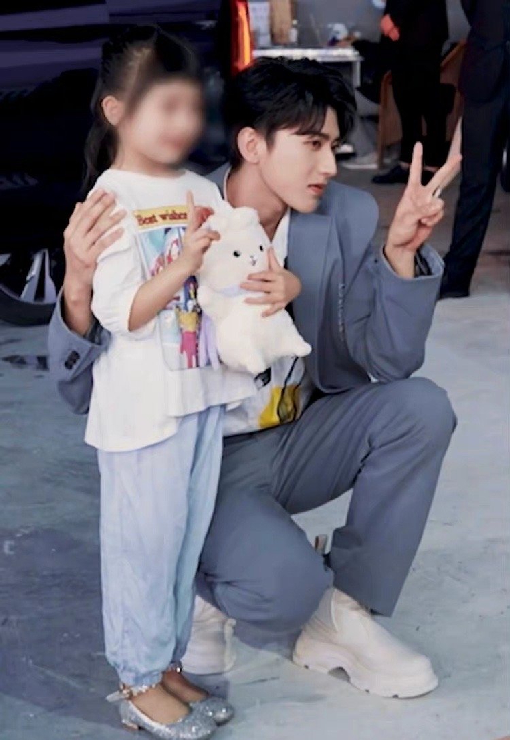 蔡徐坤下车与小女孩合影 哄小朋友眼神动作超温柔|蔡徐坤|小朋友|小