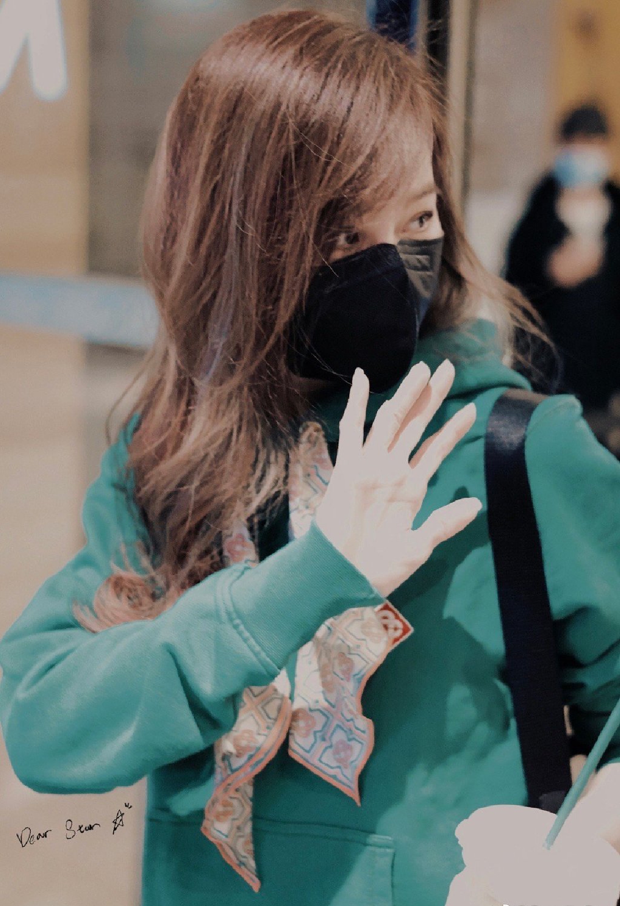 组图：王心凌《乘风破浪》上班图穿墨绿卫衣俏皮对镜挥手状态佳第4张图片