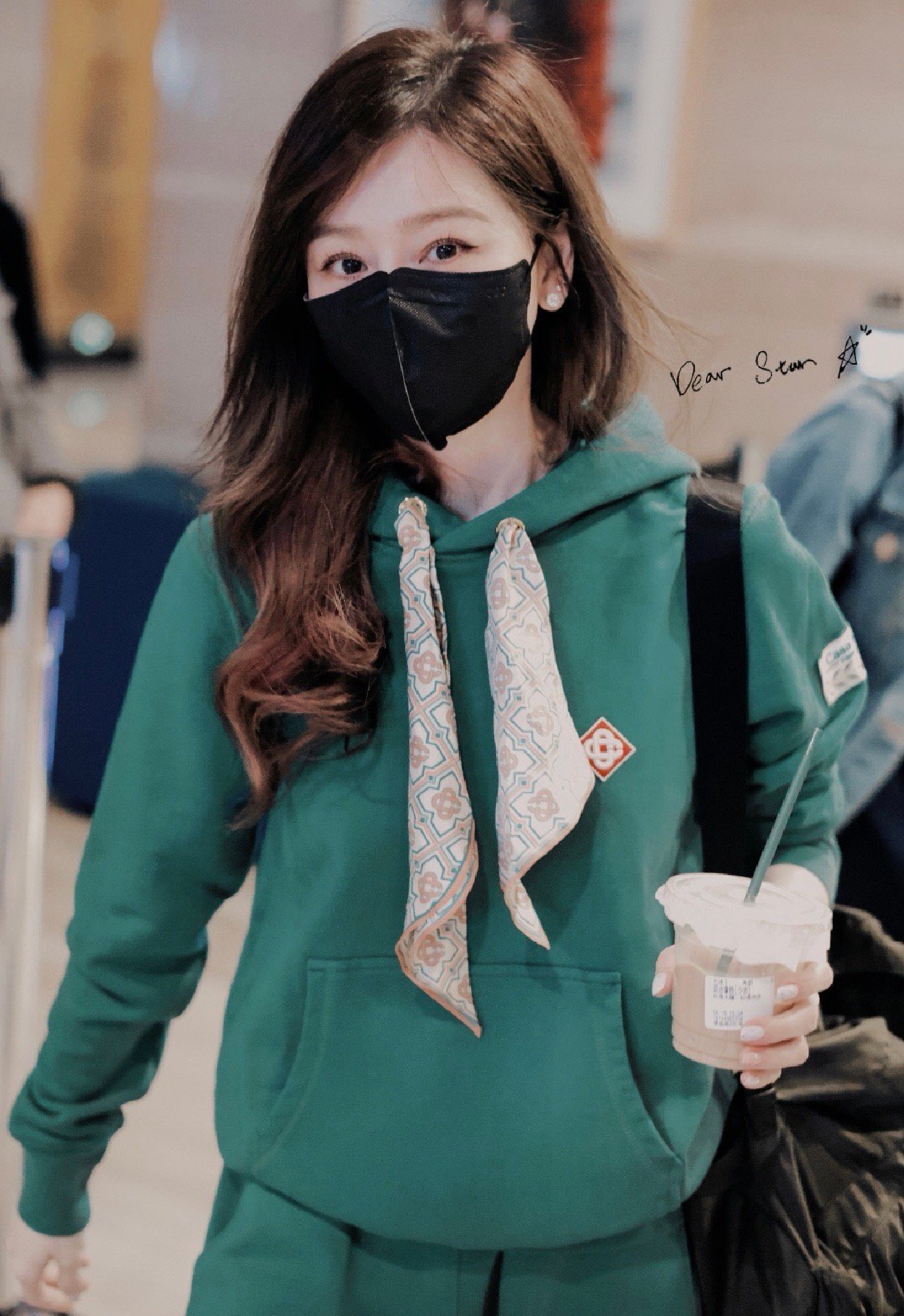 组图：王心凌《乘风破浪》上班图穿墨绿卫衣俏皮对镜挥手状态佳第1张图片