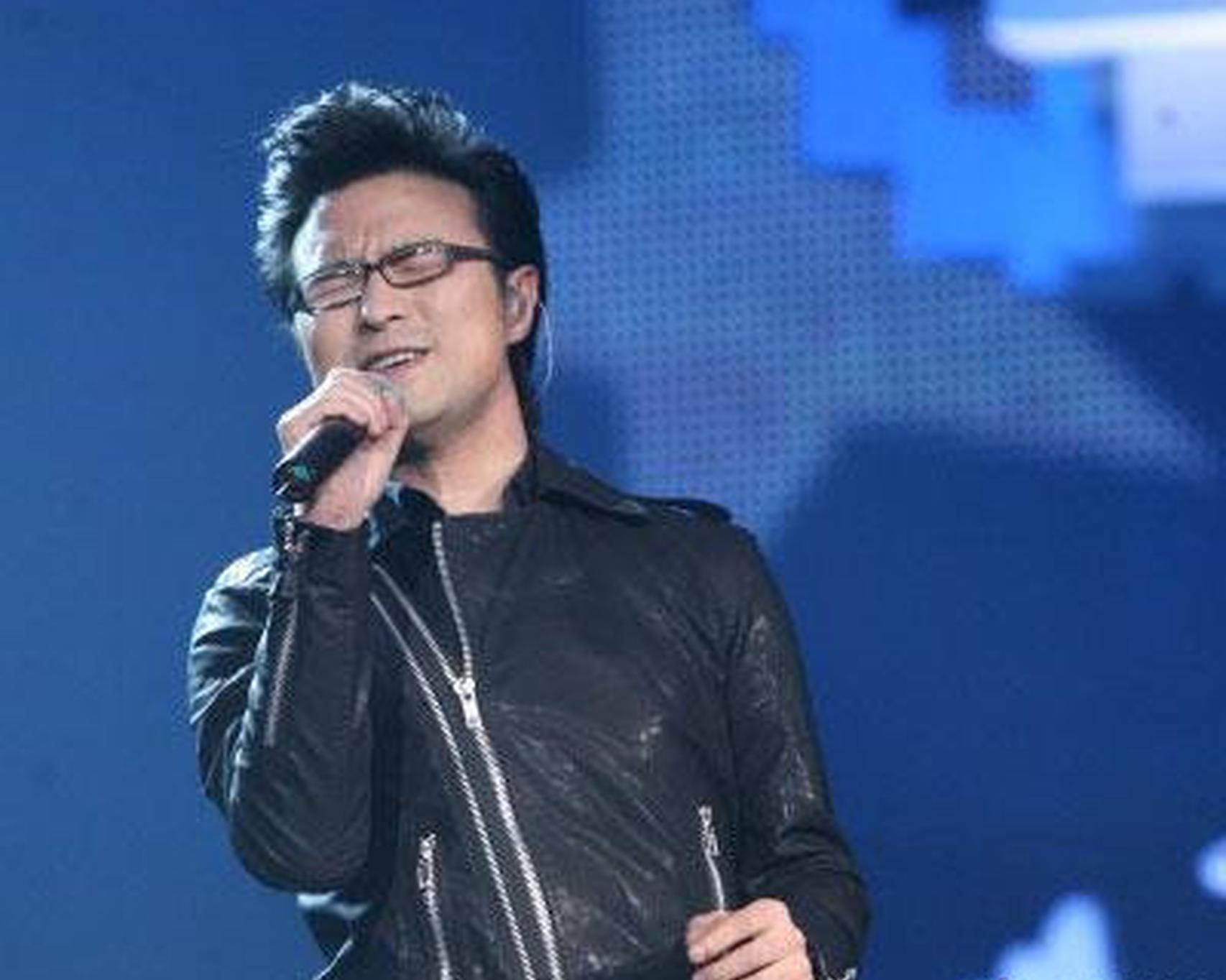 09:31:55 1 / 3 新浪娱乐讯 近日,有网友晒出了汪峰的青涩旧照,照片