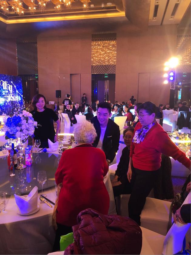 郑恺参加助理婚礼