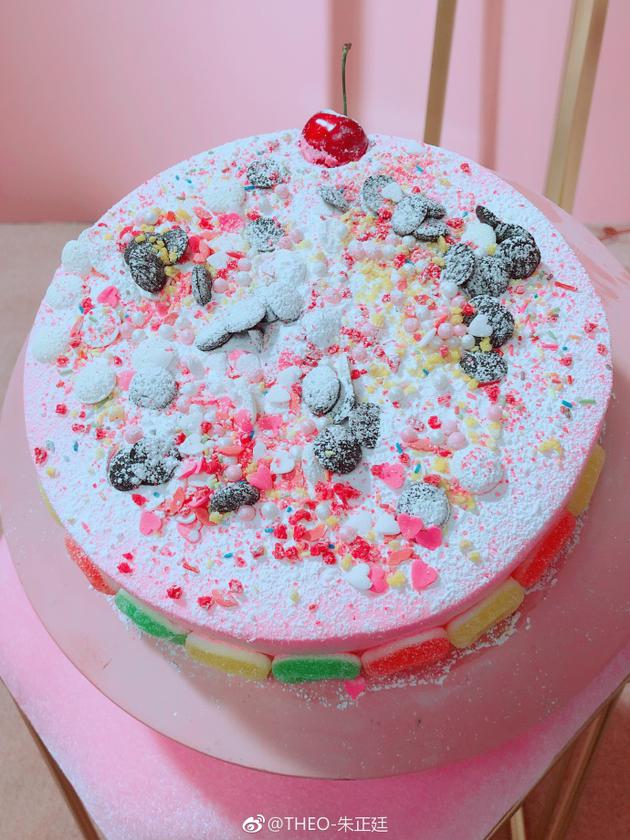 朱正廷晒自己做的奶油蛋糕