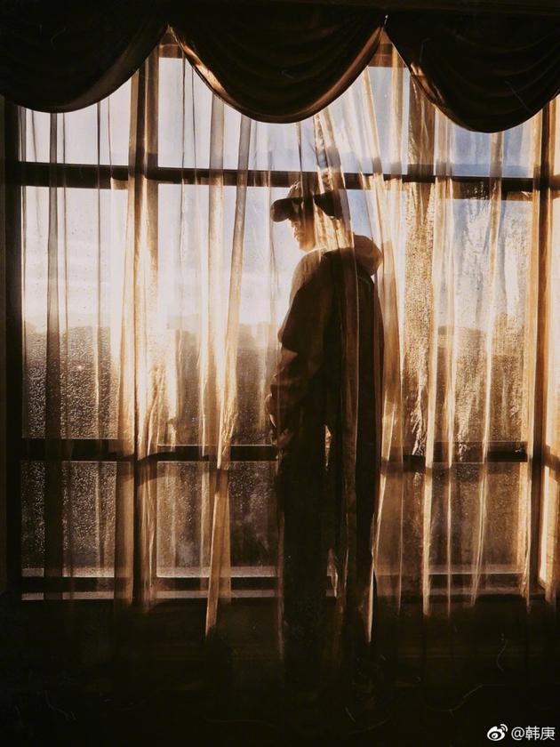 韩庚驻足窗前眺望夕阳薄纱笼罩背影高大帅气