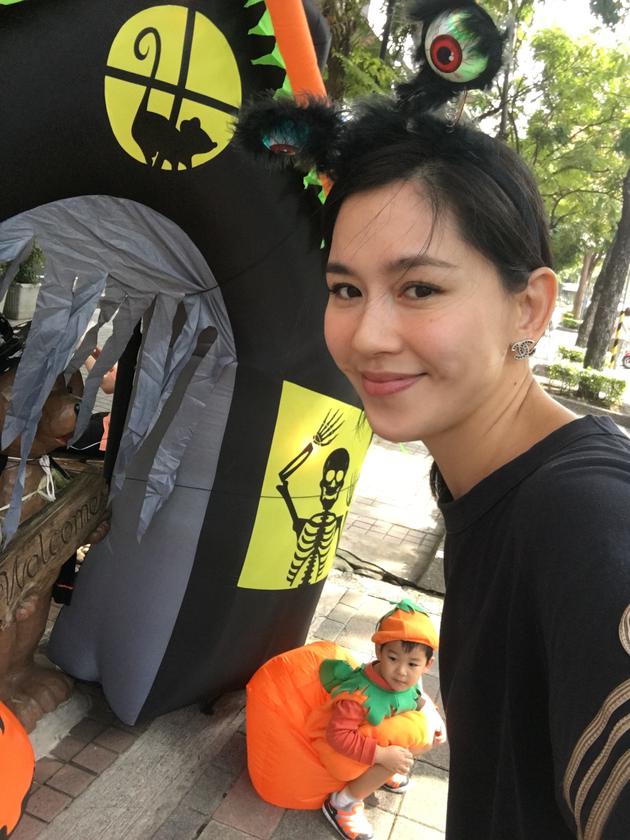 张家慧与儿子提前度过万圣节