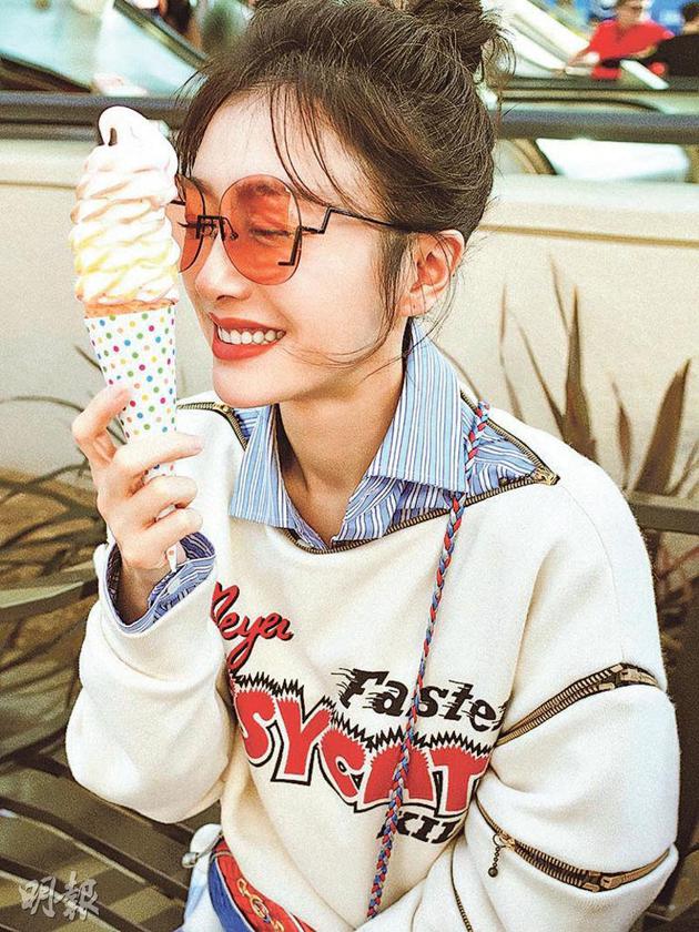 秦岚前往美国工作，忙里偷闲吃雪糕。