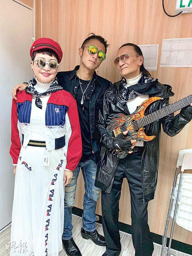 狄波拉（左）和谢贤（右）特意前来支持儿子演出，谢贤还拿起吉他来玩。