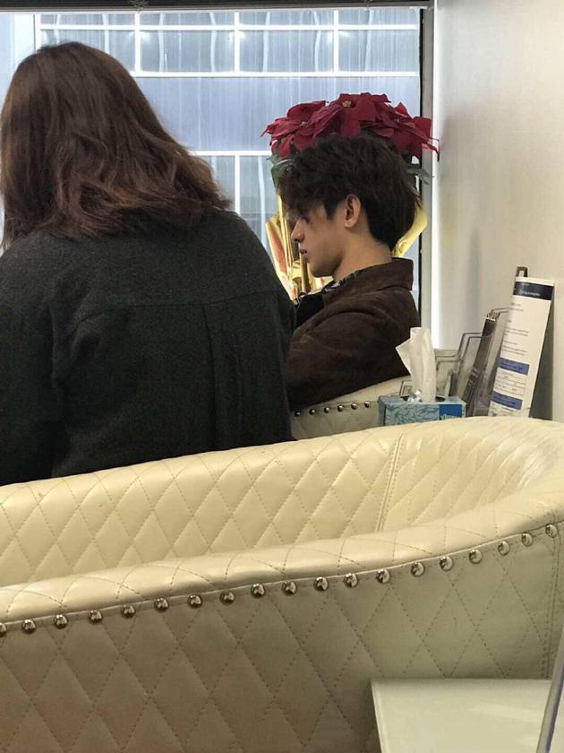 网友偶遇蔡徐坤晒生图 鼻梁挺拔五官立体帅气十足