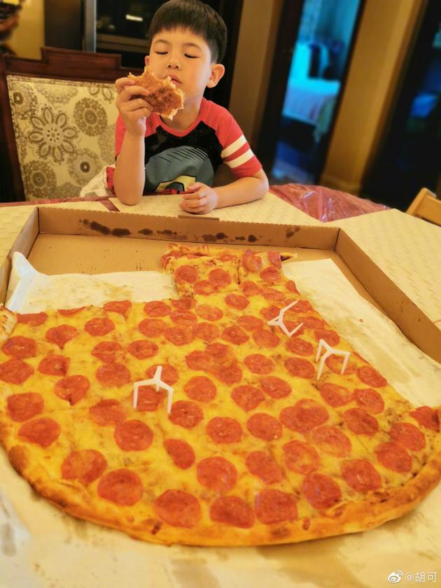 安吉吃巨型披萨