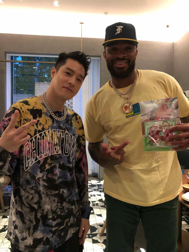 周汤豪与NBA火箭队球星P. J. Tucker相见欢