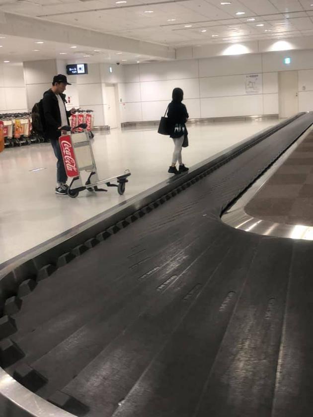 张震带妻女赴北海道旅行 主动搬行李化身超级暖男