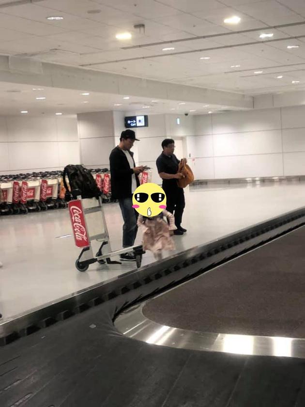 张震带着老婆和女儿赴北海道旅行