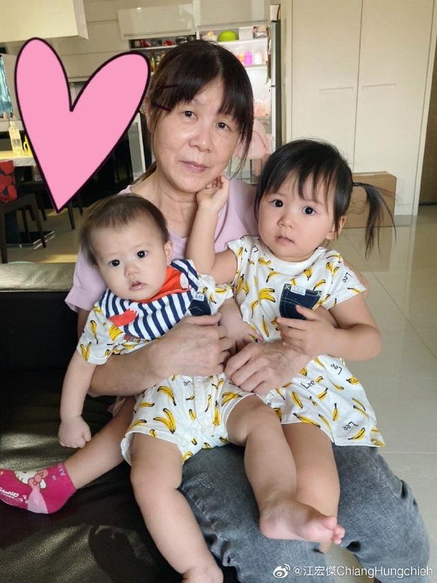 江宏杰妈妈抱着两个孩子