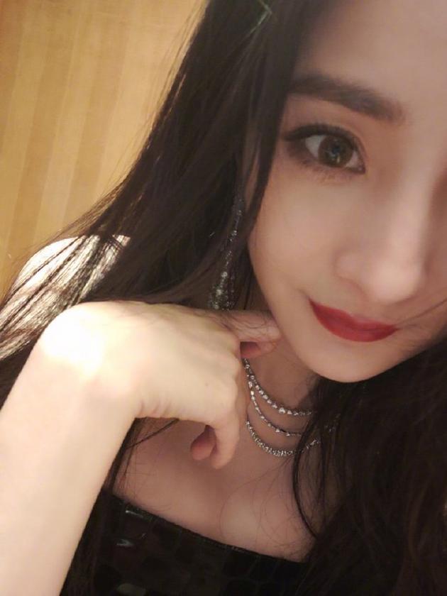 杨幂绿洲分享露半脸自拍 妩媚眼神配红唇超撩人