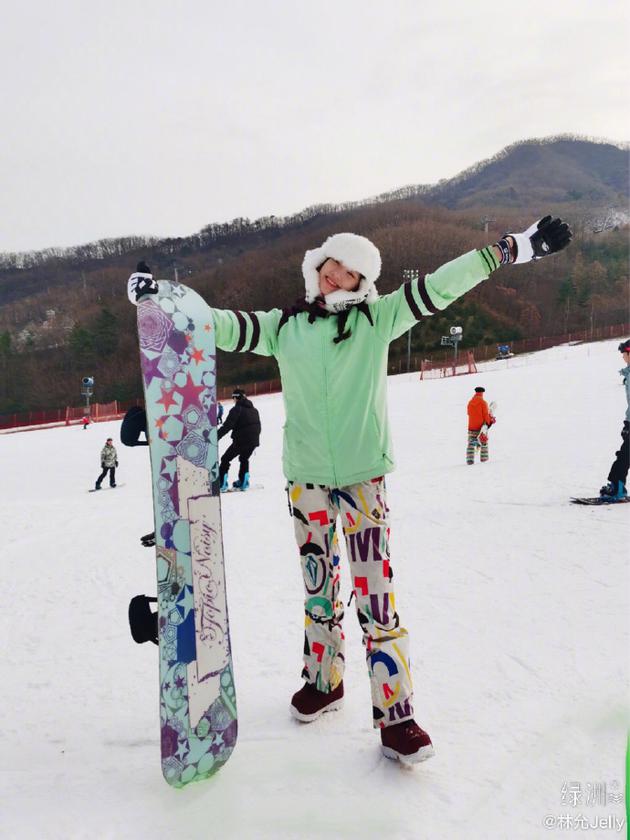 林允滑雪照