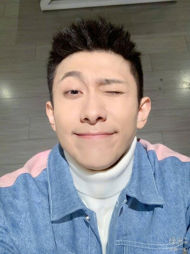 张一山对镜头wink玩自拍