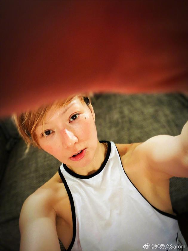 港台音乐 正文   新浪娱乐讯 4月27日,郑秀文[微博]在微博晒出一张