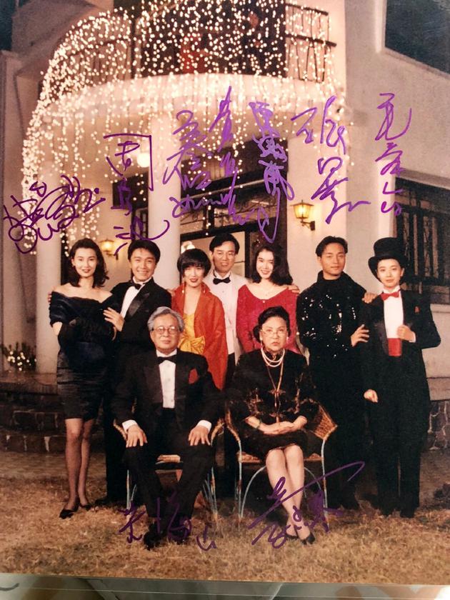 珍贵！导演李力持晒92版《家有喜事》全员签名照