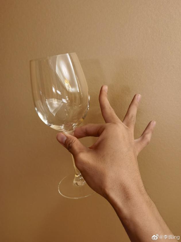 男士拿酒杯的手势图片图片