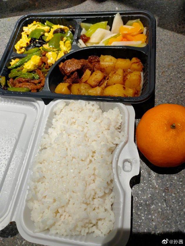 孙茜晒春晚盒饭两荤两素还有三色饺子