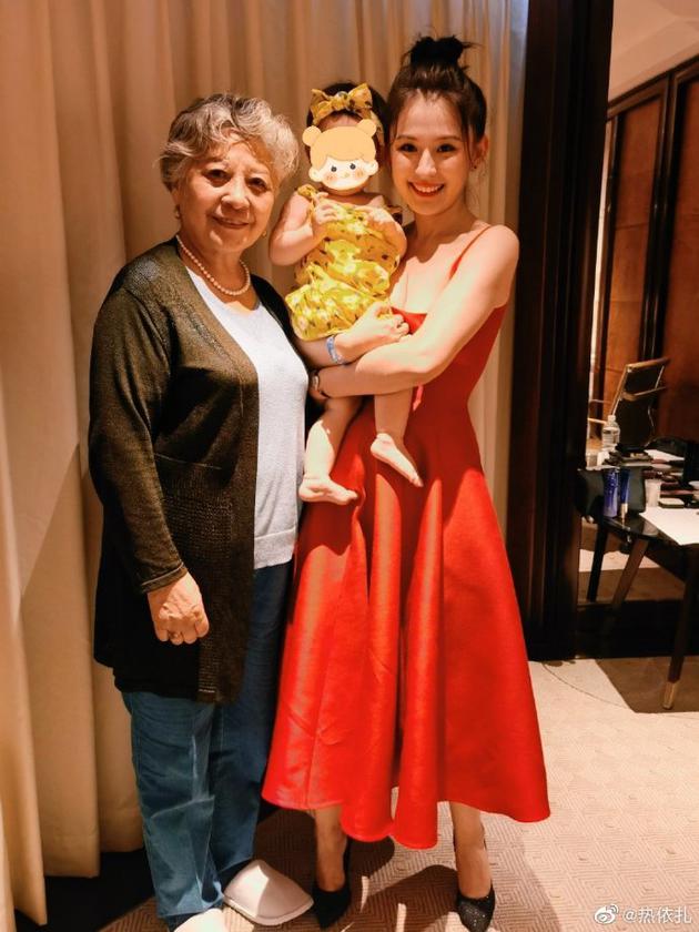 热依扎和妈妈、热依女儿合影