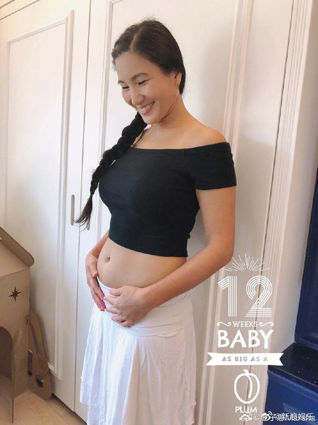 郑佩佩女儿原子惠晒孕肚照宣布怀孕 目前已14周