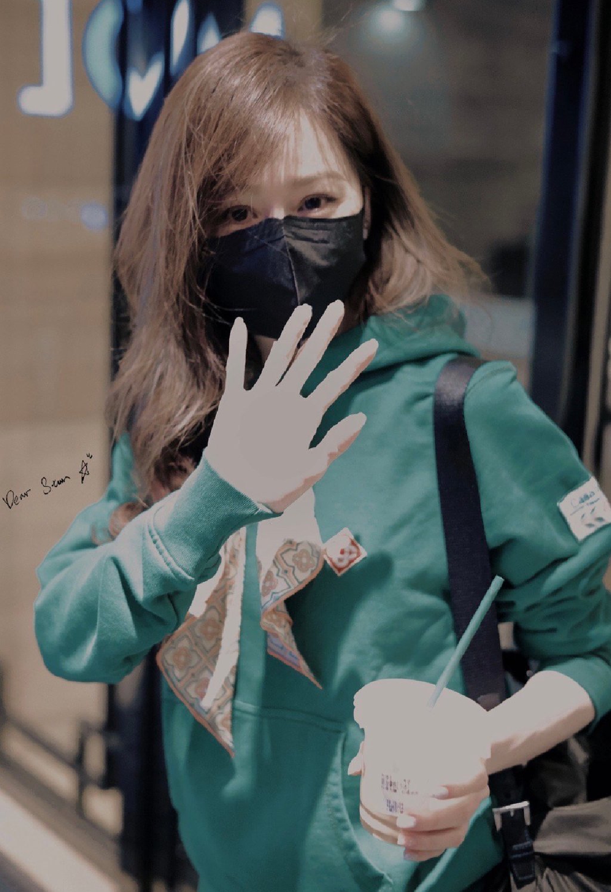 组图：王心凌《乘风破浪》上班图穿墨绿卫衣俏皮对镜挥手状态佳第3张图片