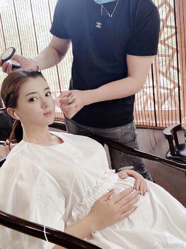 阿兰分享近照衣着宽松休闲 小腹隆起明显疑似怀孕