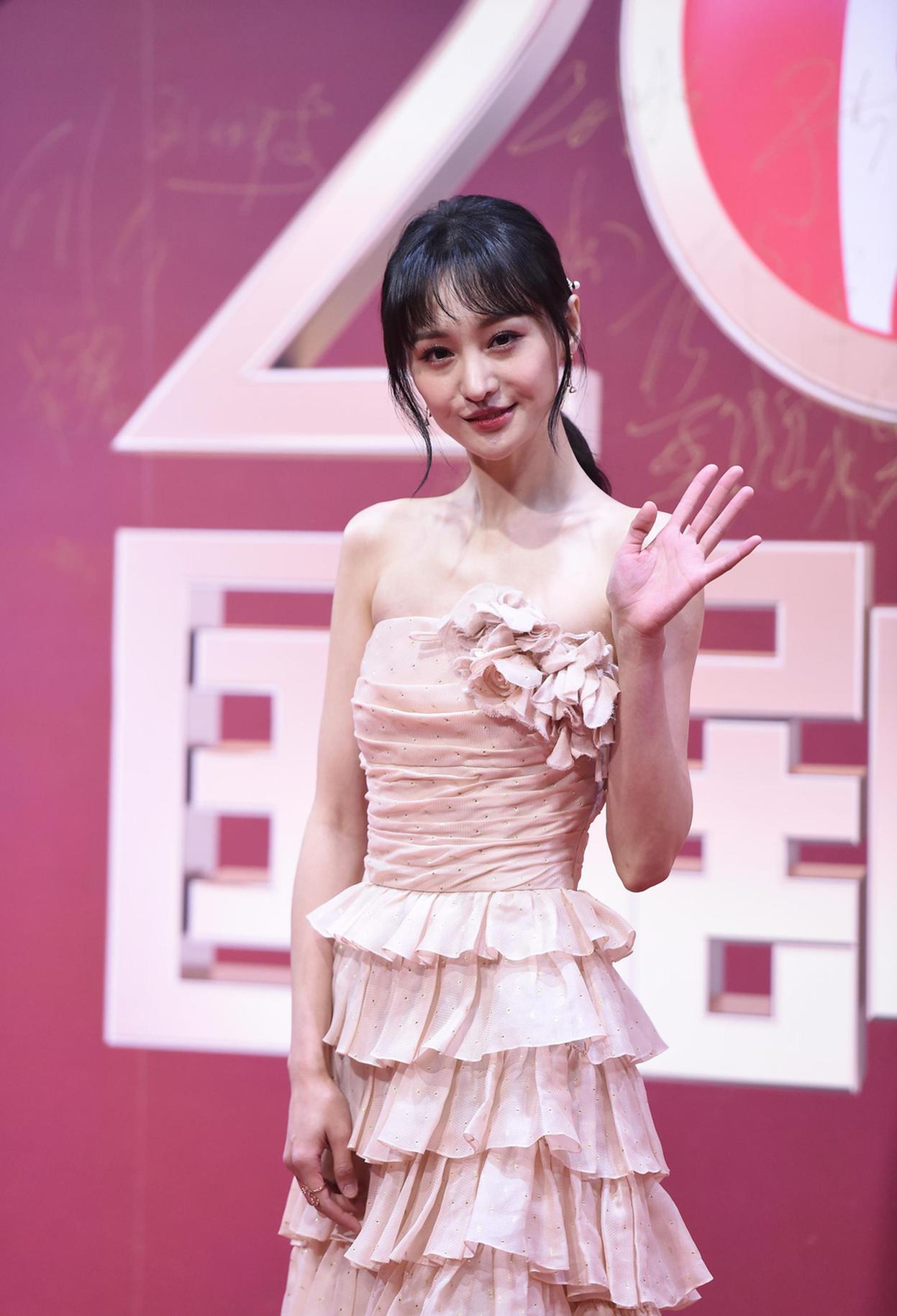郑爽粉色蛋糕长裙身材纤细