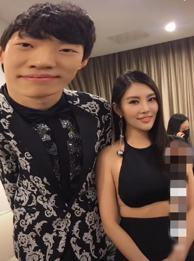 徐冬冬分享与张国伟二人同框照互把对方p到变形