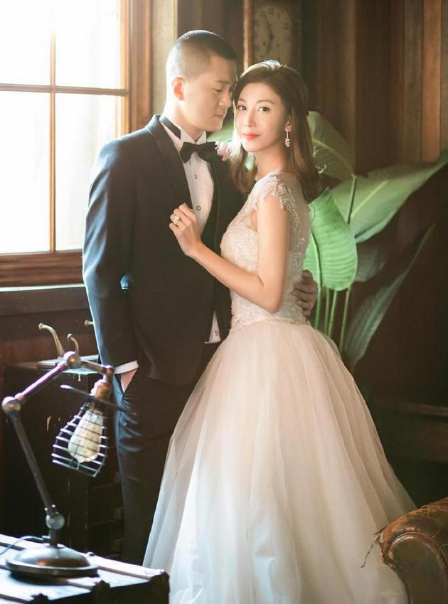 李彩华上月情人节当天宣布已跟内地男友Eric Huang结婚。