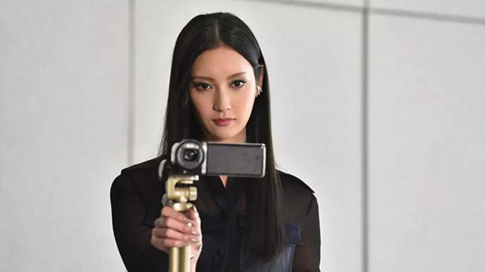 海报剧照剧情:人事顾问椿真子个性强烈,因其雷厉风行