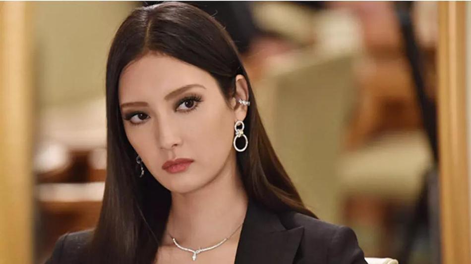 海报剧照剧情:人事顾问椿真子个性强烈,因其雷厉风行