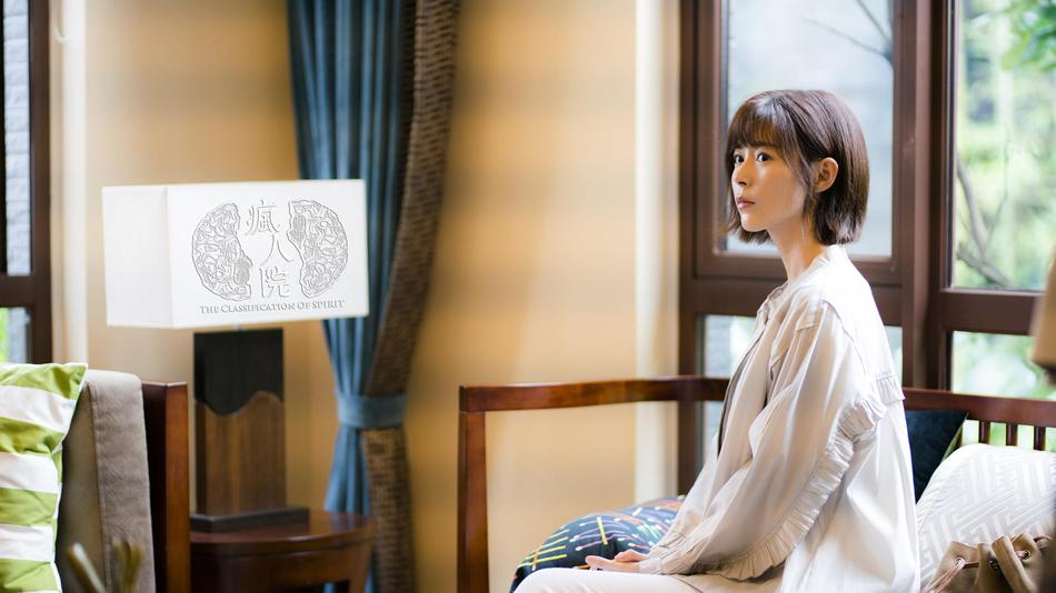 年轻的心理医生孟喃(刘畅饰)和穆思凡(卢杉饰)作为实习医生来到了这个