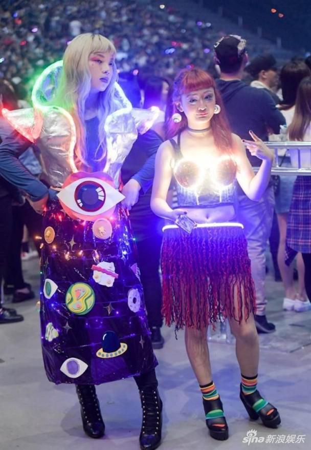 Fans以奇装异服现身